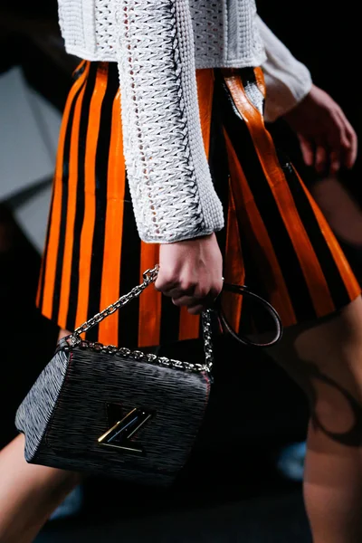 Look 15